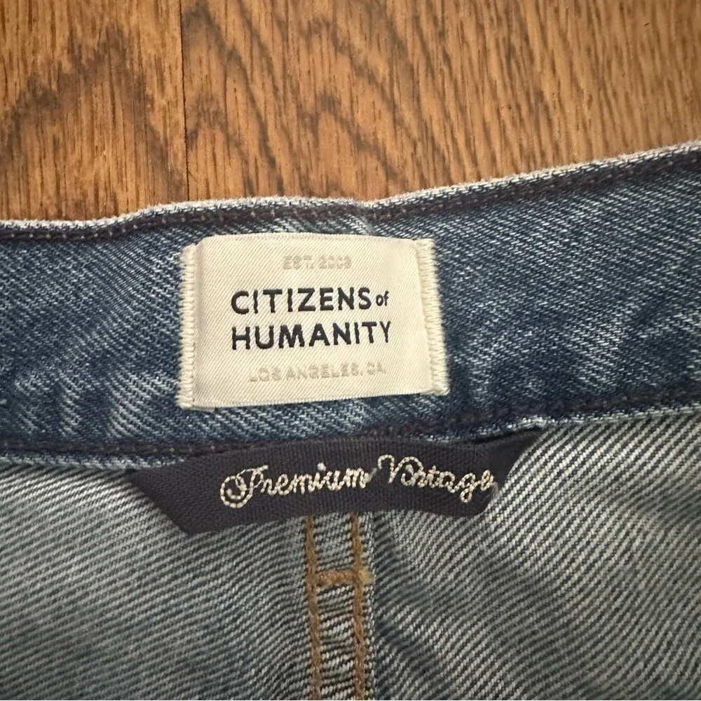 Citizens of Humanity Blue Denim Annabelle Long raw hem Shorts size 26 cotton